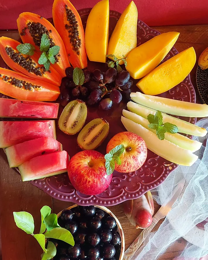 Travessa de frutas: mamão, manga, kiwi, uva e maçã