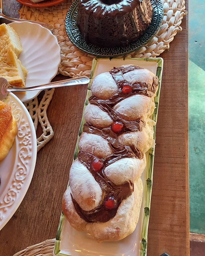 Roscas e pães doces caseiros na mesa do café