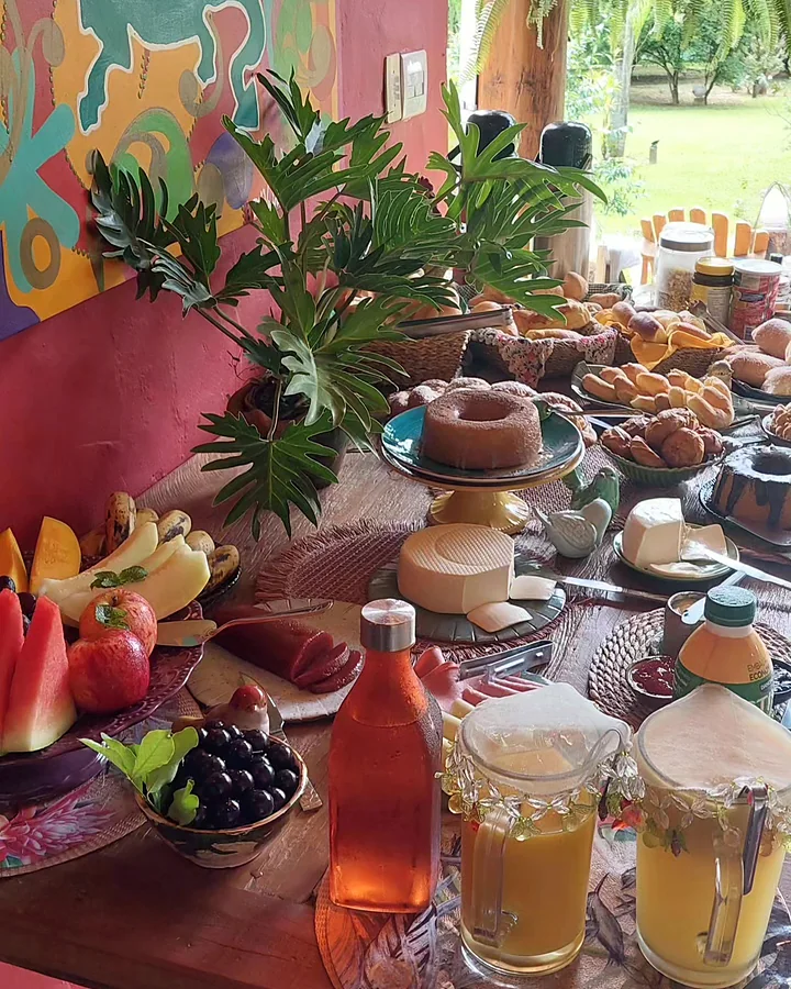 Mesa do café com bolo, sucos e frutas
