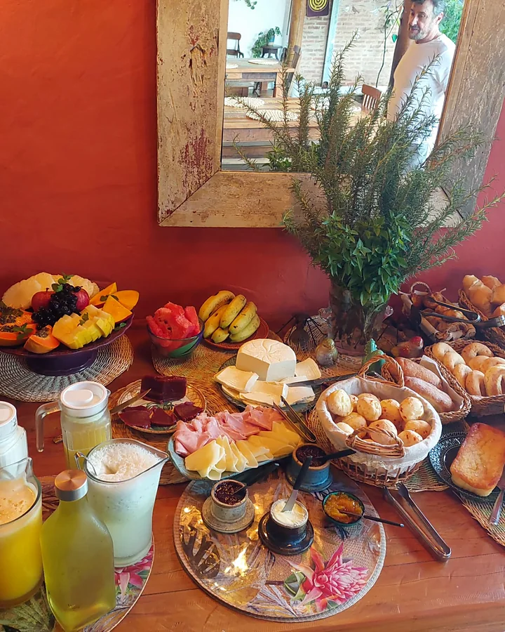 Mesa do café com queijo, frutas, bolos e pães
