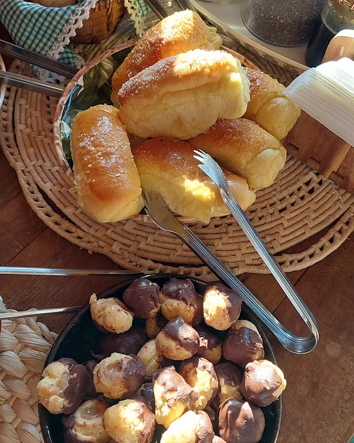Pães de queijo quentinhos na cesta do café