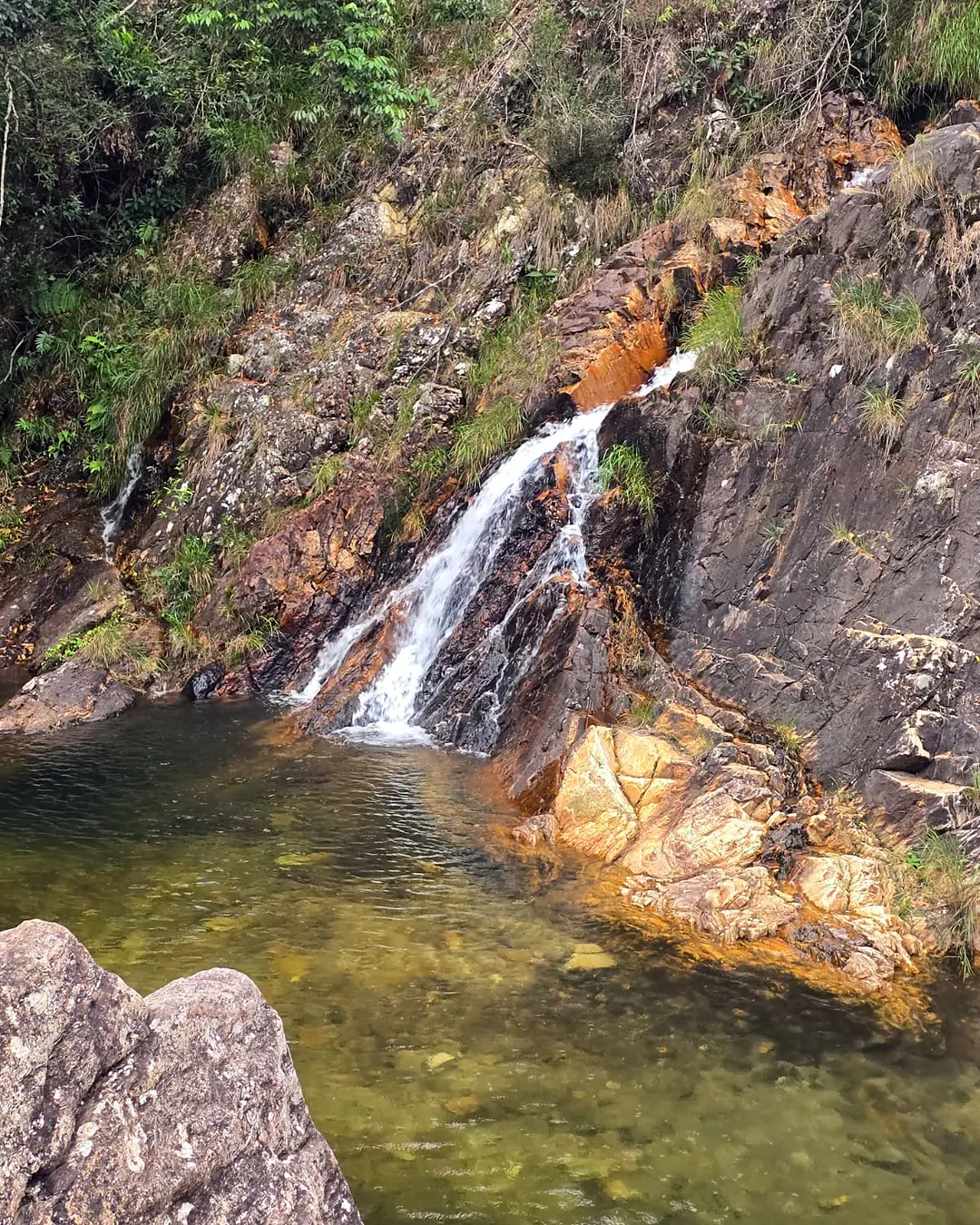 Cachoeira de águas claras na Serra da Canastra