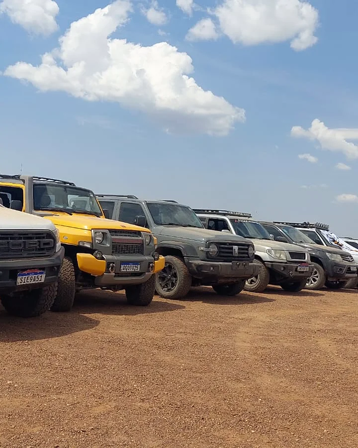 Carros 4x4 estacionados no alto da serra